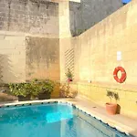 A La Maison