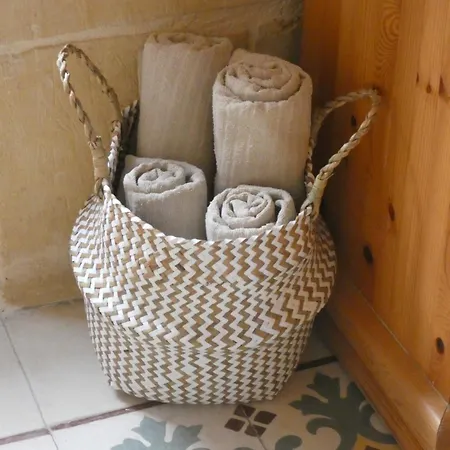 A La Maison Bed & Breakfast *