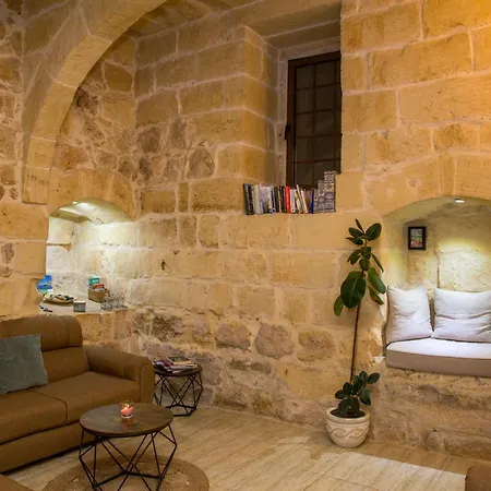 A La Maison Bed & Breakfast *