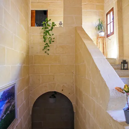 A La Maison Bed & Breakfast *