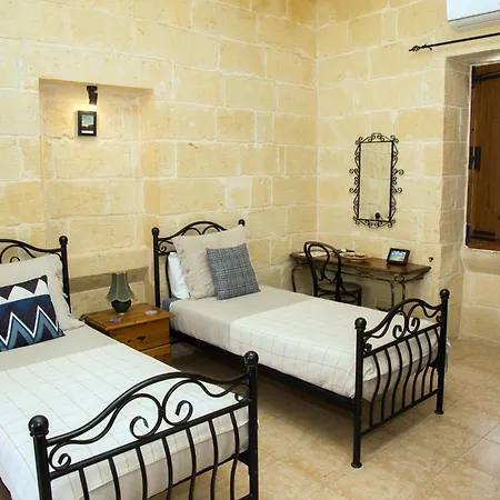 A La Maison Bed & Breakfast