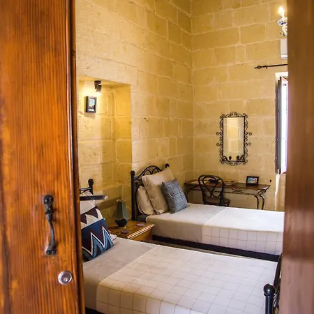 A La Maison Bed & Breakfast *